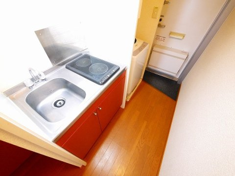 レオパレスブルーメのキッチン|コンパクトなキッチンで掃除もラクラク