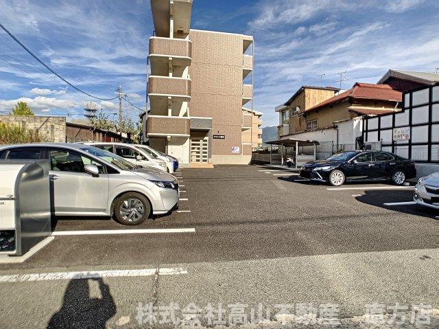 直方市殿町の賃貸マンションの駐車場