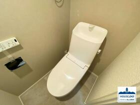 角部屋！R8,2月リフォーム済！ハイツサンライズのトイレ|最新の温水洗浄便座を備えたトイレです。
毎日のトイレ時間が、ちょっとした癒しのひとときに。