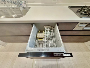 食器洗浄乾燥機は手洗いに比べて時間や労力を節約できます。また、高温のお湯で洗浄されるため、雑菌や細菌を殺菌する効果もあります。さらに、乾燥機能があるため、手で拭く手間も省け衛生的に保管できます。