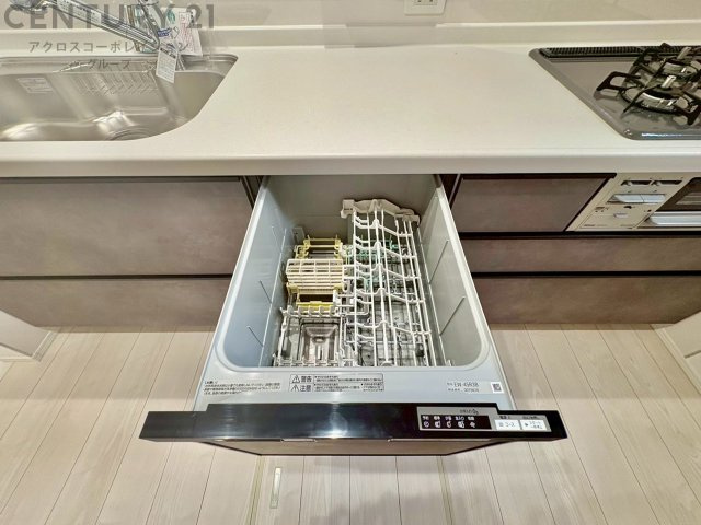 食器洗浄乾燥機は手洗いに比べて時間や労力を節約できます。また、高温のお湯で洗浄されるため、雑菌や細菌を殺菌する効果もあります。さらに、乾燥機能があるため、手で拭く手間も省け衛生的に保管できます。