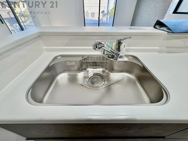 大きなシンクでお鍋などの大きな調理器具を洗う際にも便利です。