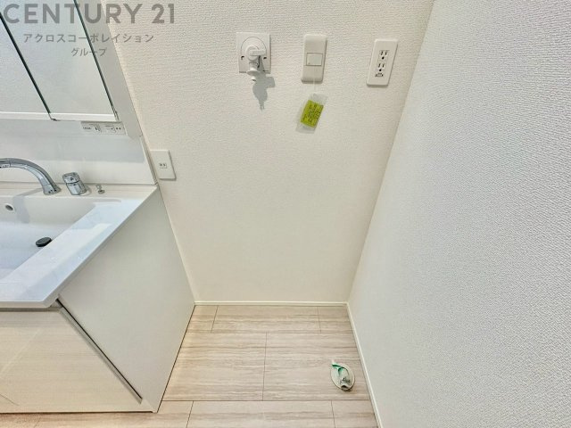 洗濯物の仕分け作業がしやすく、整理整頓が容易になります。洗濯音や湿気を他の部屋に持ち込まず、生活環境を快適に保ちます。上部を活用すれば収納スペースを確保でき洗剤や洗濯用品の整理もしやすくなります。