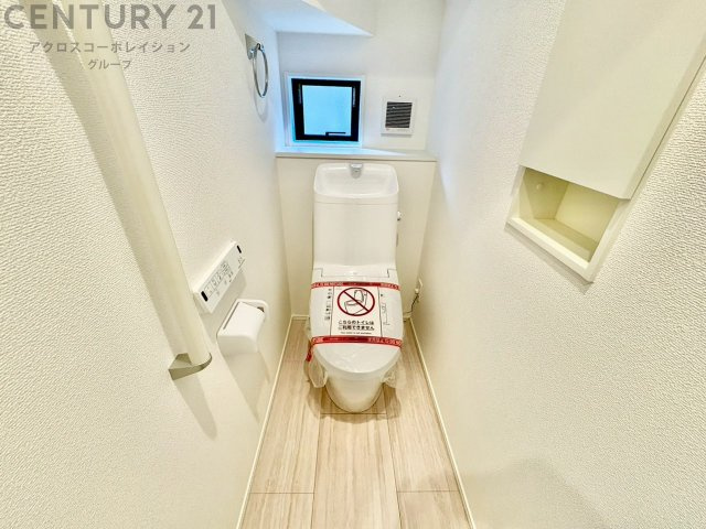 温水洗浄便座付トイレは温水洗浄機能により、暖かい水でおしりを洗浄することができ、冷たい水を使う従来の便座に比べ、温水洗浄機能で暖かいトイレを提供し、快適な使用を可能にします。