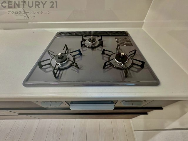 多数の調理器具を同時に使用でき、料理の効率化が可能。省エネで節約になり、様々な料理スタイルに適応できます。また、火力調整が独立しており、手入れや掃除もしやすく、今よりもっとお料理が楽しくなるかも。
