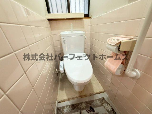 倉治２丁目戸建　賃貸のトイレ|落ち着いた色調のトイレです