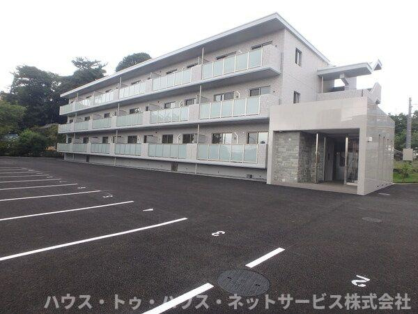 コンシェリーコートの駐車場