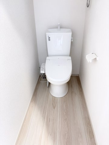 アーバンスタイル北群馬郡吉岡町1期　1号棟のトイレ|1階トイレです。清潔感のある白を基調としています。
温水洗浄・便座暖房機能の付いた快適なトイレです☆