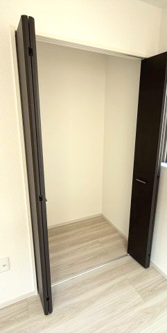 アーバンスタイル北群馬郡吉岡町1期　1号棟の玄関|２階洋室2収納です