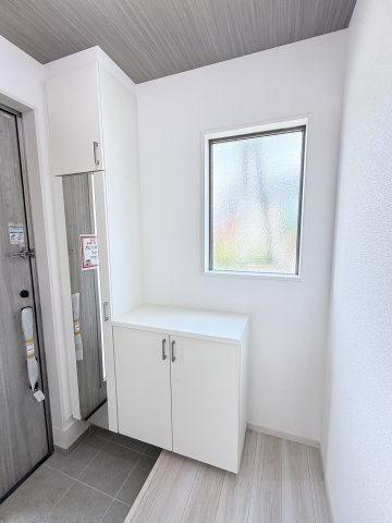 アーバンスタイル北群馬郡吉岡町1期　1号棟の玄関|玄関収納付きです。鏡もあるので朝の身支度チェックもできますよ！
