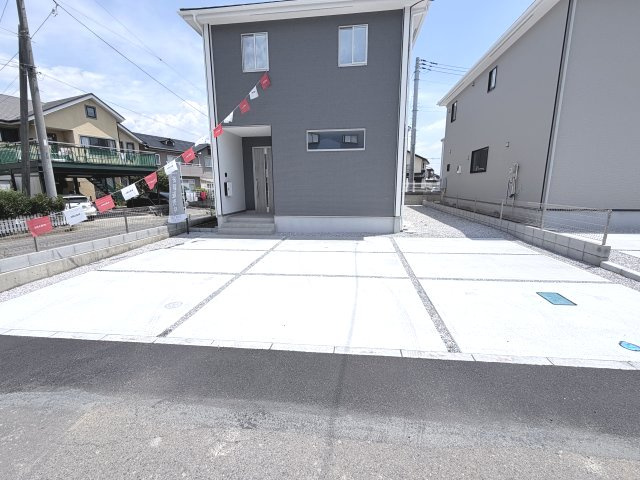 アーバンスタイル北群馬郡吉岡町1期　1号棟の玄関|駐車場３台付きです。並列駐車なので車の出し入れもしやすいですよ！