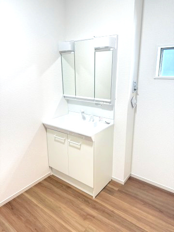 アーバンスタイル北群馬郡吉岡町1期　1号棟の独立洗面台|シャワー水栓付き洗面台で朝の身支度もバッチリです！
洗面台には収納スペースもあり洗面室もすっきり片付きますよ！