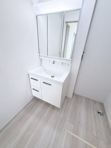 アーバンスタイル北群馬郡吉岡町1期　1号棟の独立洗面台|シャワー水栓付き洗面台で朝の身支度もバッチリです！
洗面台には収納スペースもあり洗面室もすっきり片付きますよ！