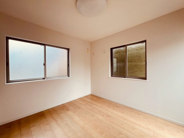 【洋室】 | 杉並区下高井戸２丁目　中古戸建て | 穏やかな寛ぎを届ける上質仕様のゆとりある洋室で自分時間を充実