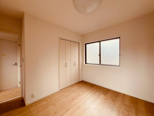 【洋室】 | 杉並区下高井戸２丁目　中古戸建て | 採光面が多く取られているので室内が明るく、爽やかな雰囲気です