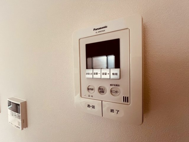 【防犯設備】 | 杉並区下高井戸２丁目　中古戸建て | 来訪者のお顔を確認でき安心のモニター付インターホン