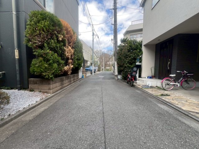 【前面道路含む現地写真】 | 杉並区下高井戸２丁目　中古戸建て | 落ち着いた時間が流れる住宅街、4ｍ道路に面しています