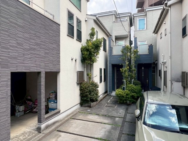 【外観】 | 杉並区下高井戸２丁目　中古戸建て | 均一性のある美しいシルエットを身に纏う、凛とした佇まい