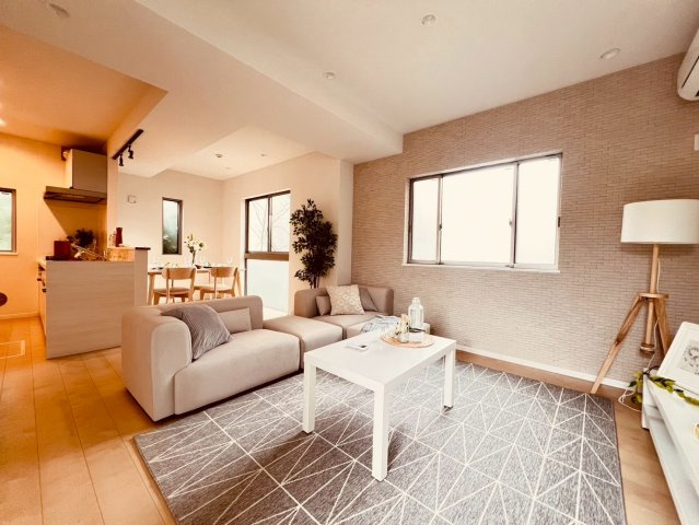 【居間・リビング】 | 杉並区下高井戸２丁目　中古戸建て | 豊かな光が照らすこの場所で家族の記憶が紡がれていきます