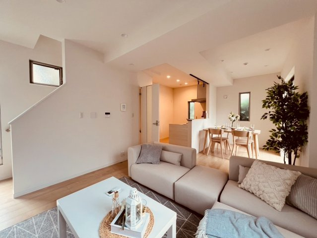 【居間・リビング】 | 杉並区下高井戸２丁目　中古戸建て | 何気のない家族団らんの時間、そんな幸せを感じさせてくれる場所