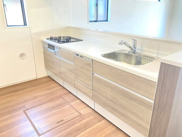 アーバンスタイル北群馬郡吉岡町1期　2号棟のキッチン|人気のカウンターキッチン採用です☆
コンロも３口ご用意しています！調理スペースも広くストレスなくお料理できます。
浄水器つきなので美味しいお水も飲めますよ♪
収納も沢山ご用意しています。