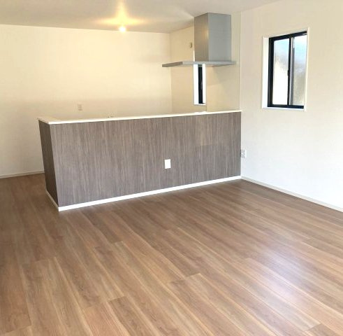 アーバンスタイル北群馬郡吉岡町1期　2号棟の居間・リビング|人気のリビング階段！収納もある18.1帖リビング♪人気の対面式キッチンを配した空間はお好みの家具も合わせやすく、家族がくつろぐ快適な空間造りをサポート。窓からは明るい陽光が差し込みます。