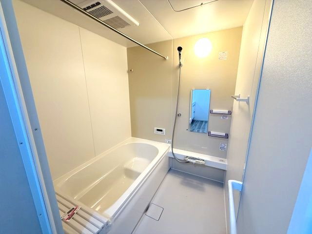 アーバンスタイル北群馬郡吉岡町1期　2号棟の浴室|１坪タイプのフルオートバスです！
足を延ばして入れる広さなので一日の疲れも癒されますよ♪
室内物干しや浴室乾燥機もあるのでお天気の悪い日にはランドリースペースとしてもご利用できます！