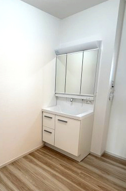 アーバンスタイル北群馬郡吉岡町1期　2号棟の洋室|シャワー水栓付き洗面台で朝の身支度もバッチリです！
洗面台には収納スペースもあり洗面室もすっきり片付きますよ！