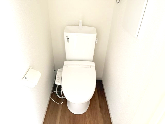 アーバンスタイル北群馬郡吉岡町1期　2号棟のトイレ|1階トイレです。清潔感のある白を基調としています。
温水洗浄・便座暖房機能の付いた快適なトイレです☆