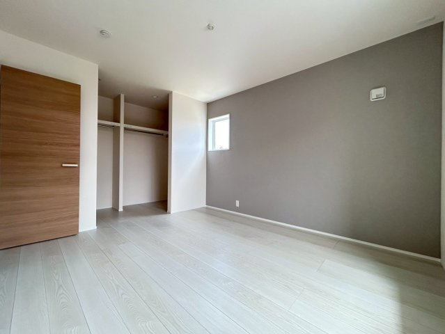 【商談中】リーブルガーデン　一宮市萩原町第三　全2区画分譲の寝室|すべての居室にはたっぷり収納できる大型のクローゼット、各室に２４時間換気システムを設置しています。
排気ファンから低風量で24時間強制排気し、家の中の空気をいつも新鮮に保ちます。
