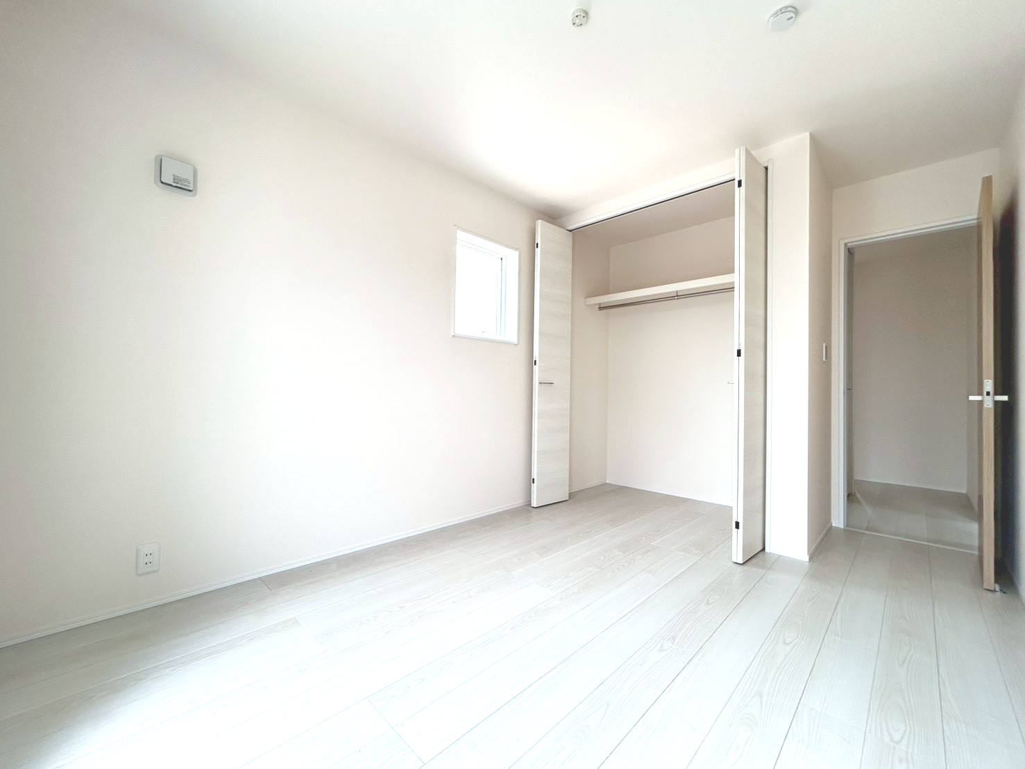 【商談中】リーブルガーデン　一宮市萩原町第三　全2区画分譲の洋室|全居室にたっぷり収納できる大型クローゼット、居室部分の窓ガラスには間に空気層を設けたペアガラスを採用。
高い断熱性と共にガラス面の結露対策にも効果を発揮します。
