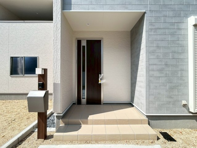 【商談中】リーブルガーデン　一宮市萩原町第三　全2区画分譲の玄関|【ピッキング防止機能付き玄関ドア錠】玄関ドアの鍵は上下に２つあり、内側の下段は脱着サムターンキー。
鍵を不正に開錠されても、もう１つの鍵でピッキングを防ぎます。防犯性の高い仕様になっています。