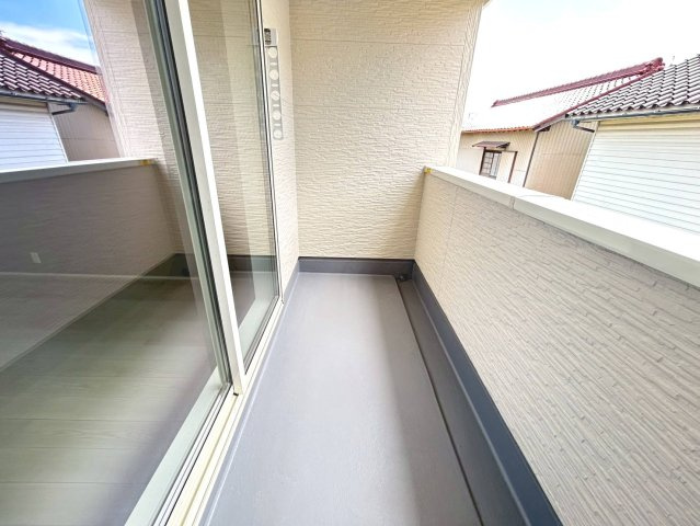 【商談中】リーブルガーデン　一宮市萩原町第三　全2区画分譲のバルコニー|バルコニーは南向きで洗濯物もよく乾きます！強度と表面積硬度を持つFPRで防水しています。