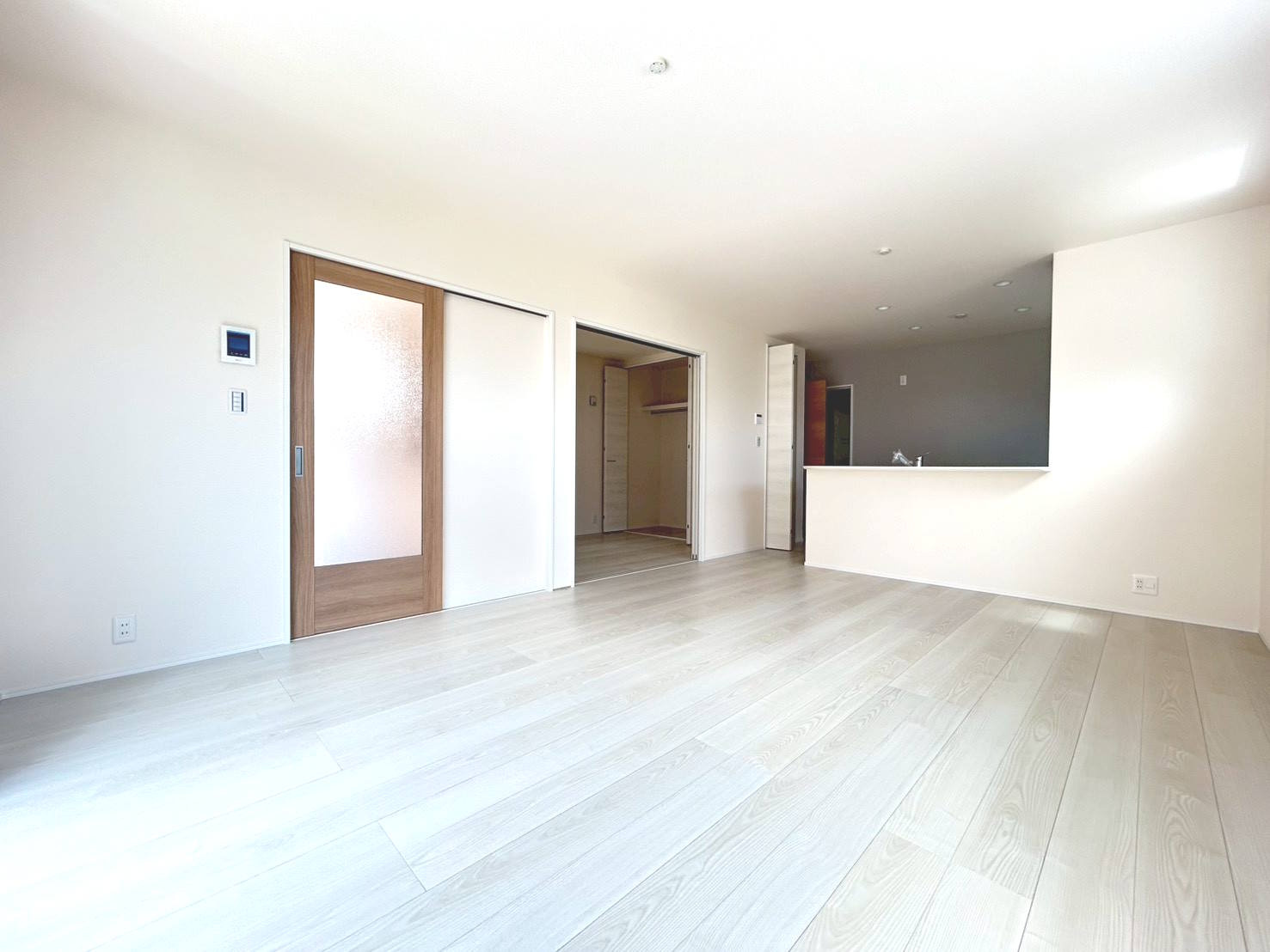 【商談中】リーブルガーデン　一宮市萩原町第三　全2区画分譲の居間・リビング|明るい日差しをふんだんに取り込んだリビングダイニングは家族の笑顔につつまれた素敵な空間になります。
一建設の家は精度が高く丈夫な工法を採用し、「住宅トップランナー基準」に対応しています。