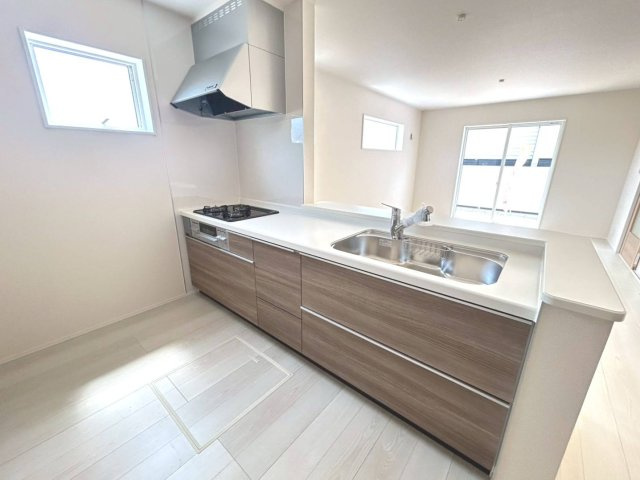 【商談中】リーブルガーデン　一宮市萩原町第三　全2区画分譲のキッチン|機能的で手入れがしやすいシステムキッチンでお掃除も楽々。蛇口は浄水器内蔵型で節湯CI対応水栓です。　
人造大理石カウンターやキッチンパネルなど明るくきれいにお使いいただけます。