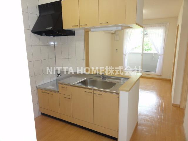 豊岡市庄境のアパートのキッチン|上下収納付きのカウンターキッチンを採用しています★