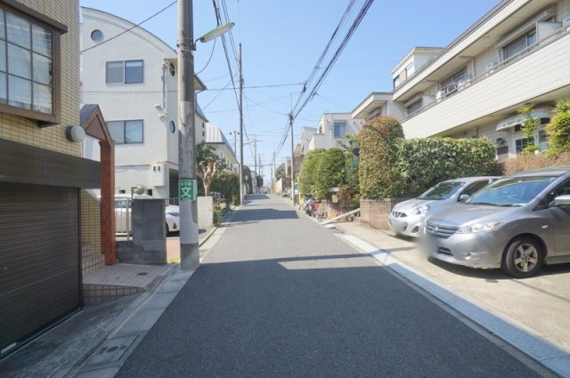 宮坂３　土地の前面道路含む現地写真|南西側　公道　幅員約4.5m　接道約13.0m
