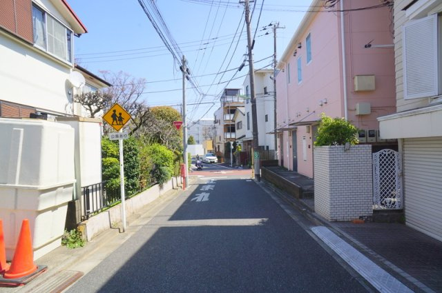 宮坂３　土地の前面道路含む現地写真|南西側　公道　幅員約4.5m　接道約13.0m