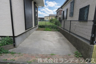【駐車場】 | 昭島市美堀町２丁目中古戸建 | カースペース１台分あり　角地
