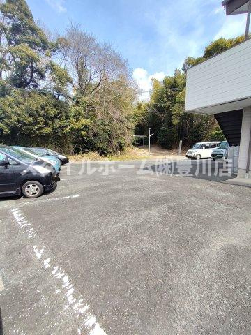 グリーンハイムハダノの駐車場