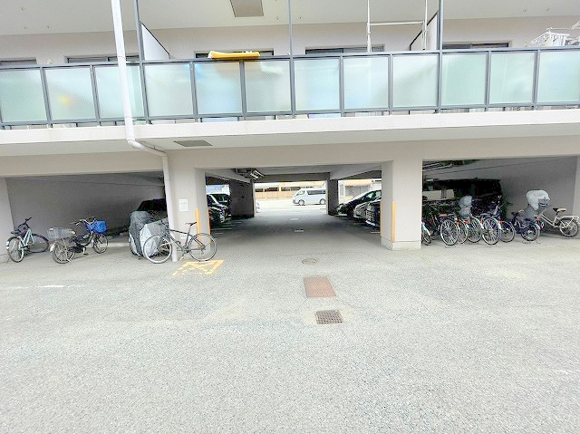 ドミール木川東の駐車場
