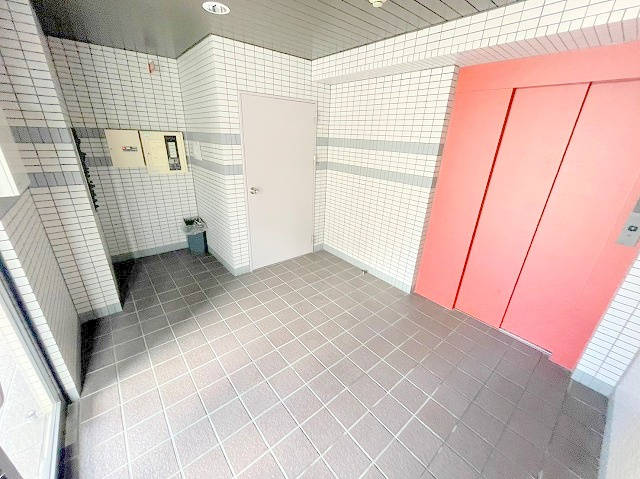 ドミール木川東のエントランス