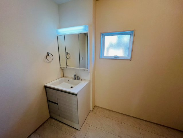 【Livele Garden】　栃木市大平町富田　第１５　全1邸の独立洗面台|〇洗面化粧台〇
ご家族揃って身支度可能なゆとりの洗面室。三面鏡の大きな洗面台は、収納スペースも充実♪鏡の裏も収納スペースになっております。
2026年3月撮影