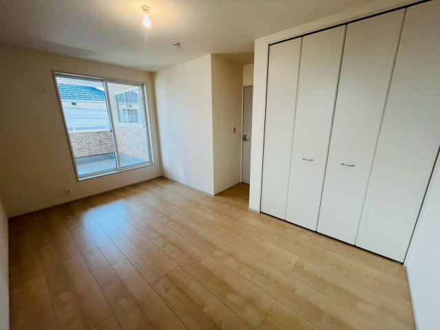 【Livele Garden】　栃木市大平町富田　第１５　全1邸の洋室|〇洋室　8帖〇
バルコニー面するクローゼット付き主寝室。バルコニーへ出入りすることが出来るのでお布団を干す際にとても便利です♪
2026年3月撮影