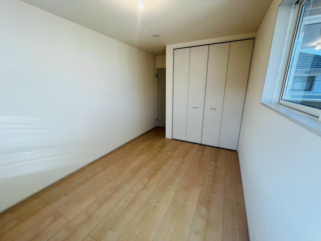 【Livele Garden】　栃木市大平町富田　第１５　全1邸の洋室|〇洋室　6.5帖〇
各居室に収納がございますので最大限お部屋を広く使うことができます♪
2026年3月撮影