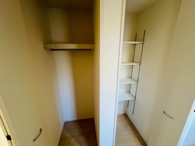 【Livele Garden】　栃木市大平町富田　第１５　全1邸の収納|〇玄関ホール収納〇
玄関入ってすぐに設けた収納はお出かけ用のコートやカバンもサッと取り出せて便利♪
枕棚＋ハンガーパイプ付きで上の空間も最大限活かせる収納+可動棚付き♪
2026年3月撮影