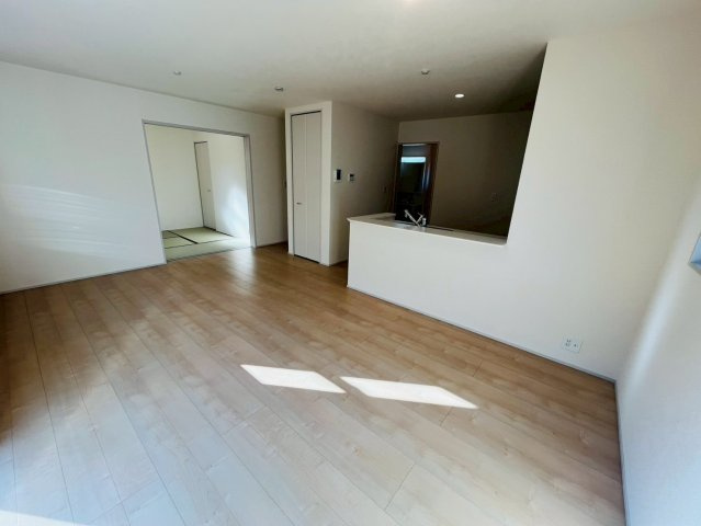 【Livele Garden】　栃木市大平町富田　第１５　全1邸の居間・リビング|○LDK16.5帖○
リビングの横に和室を設けた和モダンな間取り。襖を開放すればフラットなひと続きの空間として、閉めればそれぞれ独立した空間として♪キッチンからはどちらの様子も見やすいです。