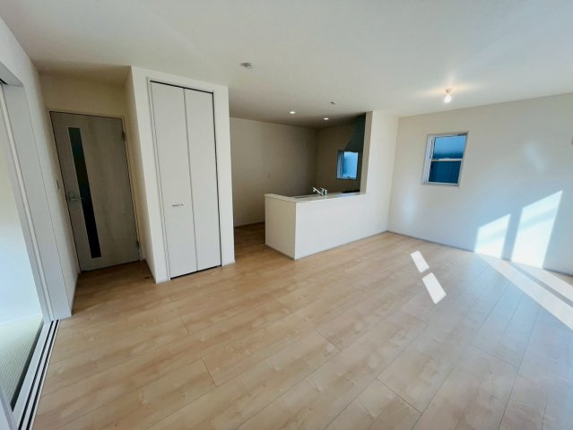 【Livele Garden】　栃木市大平町富田　第１５　全1邸の居間・リビング|○LDK16.5帖○
落ち着きのある木目調のリビングダイニング♪散らかりがちなお子様のおもちゃやリビング用品をしまうのに便利なクローゼットをご用意しました。
2026年3月撮影