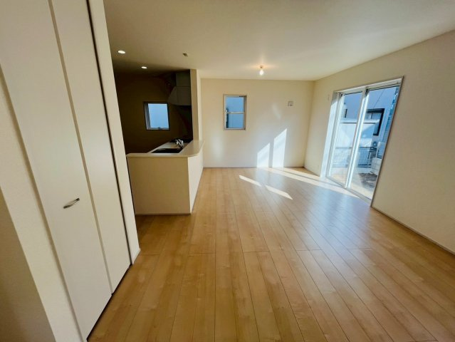 【Livele Garden】　栃木市大平町富田　第１５　全1邸の居間・リビング|○LDK16.5帖○
室内にいても、たっぷりの陽光と爽やかな風を感じて頂ける、開放感あふれるリビングです。 ご家族と穏やかに過ごす、心地の良い時間が流れます。
2026年3月撮影