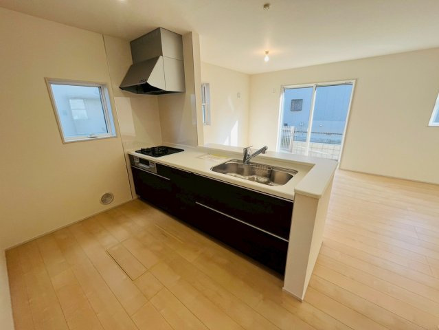 【Livele Garden】　栃木市大平町富田　第１５　全1邸のキッチン|〇キッチン〇
開放感のある対面式キッチン。お料理しながら家族の顔が見られる安心感（＾＾）キッチンとダイニングが近く食事の用意や片づけが楽々♪
2026年3月撮影